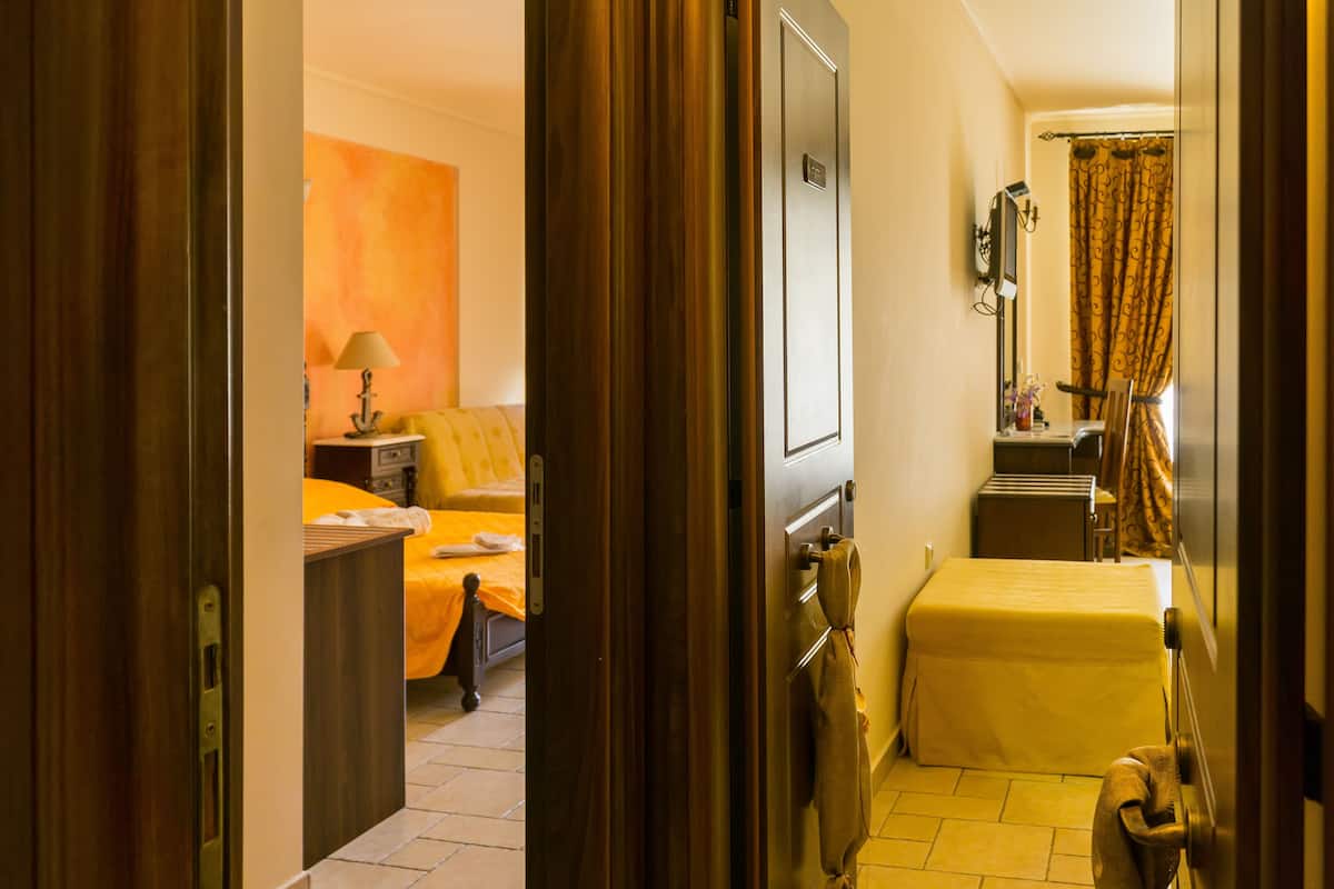 Suite familiare, 2 camere da letto, non fumatori, vista città | 2 camere, biancheria da letto di alta qualità, una cassaforte in camera