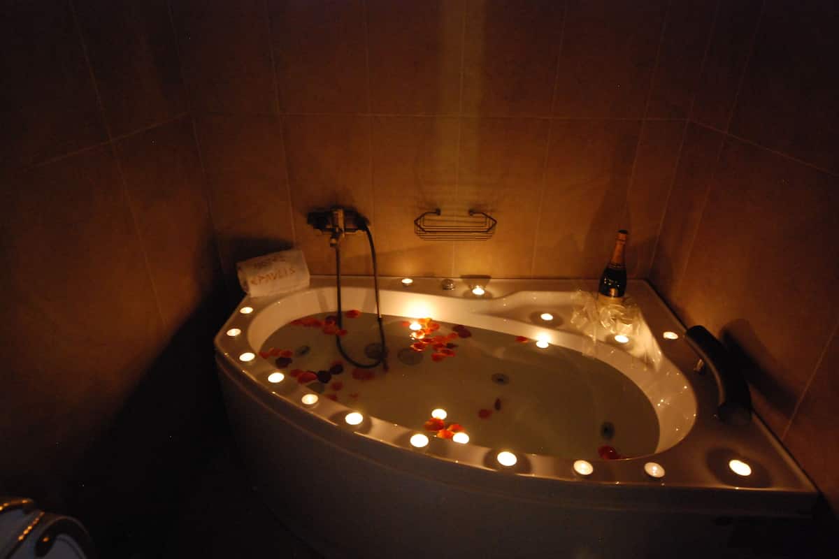 deluxe suite, 1 bedroom, jetted tub, bay view | bathroom | designer toiletries, hair dryer, bathrobes, slippers