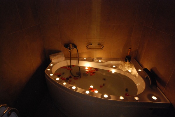 Suíte luxo, 1 quarto, banheira de hidromassagem, vista para a baía | Banheiro | Produtos de toalete de grife, secador de cabelo, roupões de banho