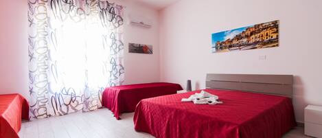 Hochwertige Bettwaren, Daunenbettdecken, Bügeleisen/Bügelbrett