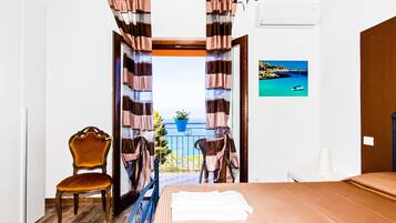 Quarto quádruplo, sacada, vista para o mar | Vista do quarto