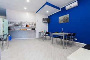 Dagelijks continentaal ontbijt (EUR 5 per persoon)