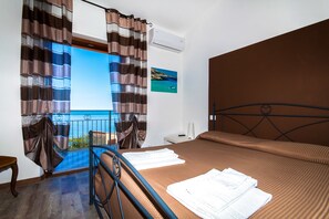 Vierpersoonskamer, balkon, uitzicht op zee | Luxe beddengoed, donzen dekbedden, een strijkplank/strijkijzer