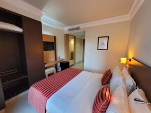 Cortinas blackout, wifi gratis y ropa de cama 