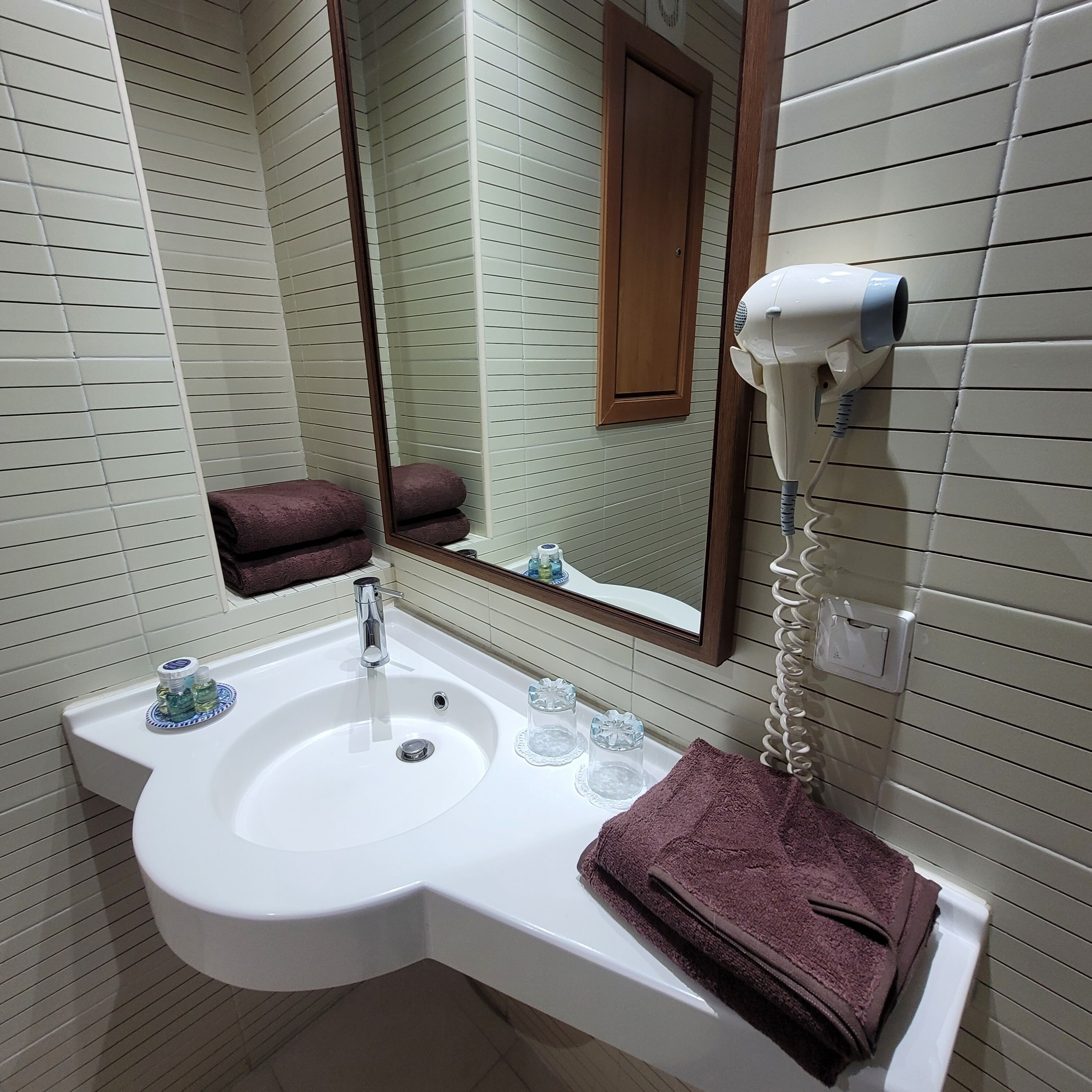 standard twin room | bathroom | free toiletries, hair dryer, towels