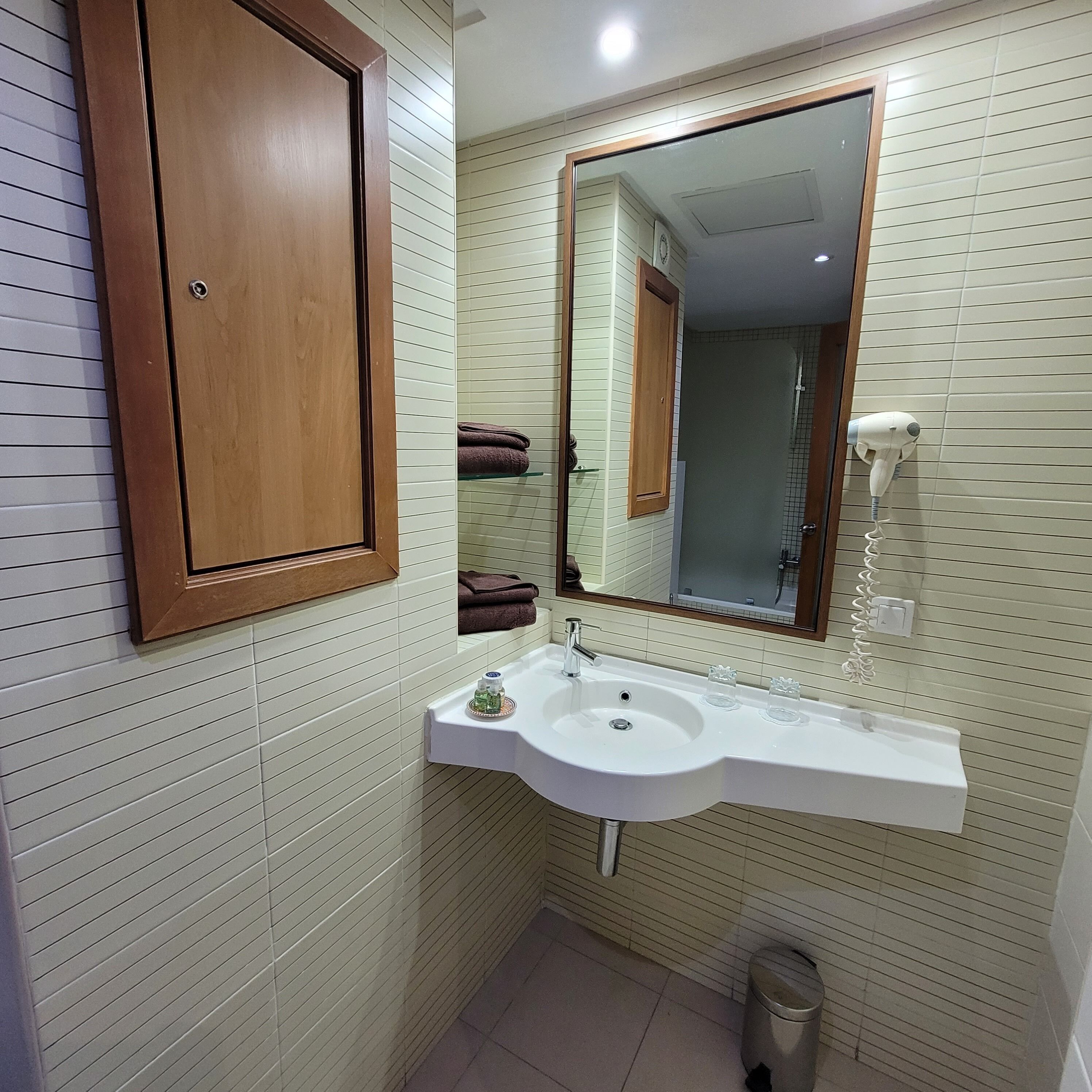 junior suite, 1 bedroom | bathroom | free toiletries, hair dryer, towels