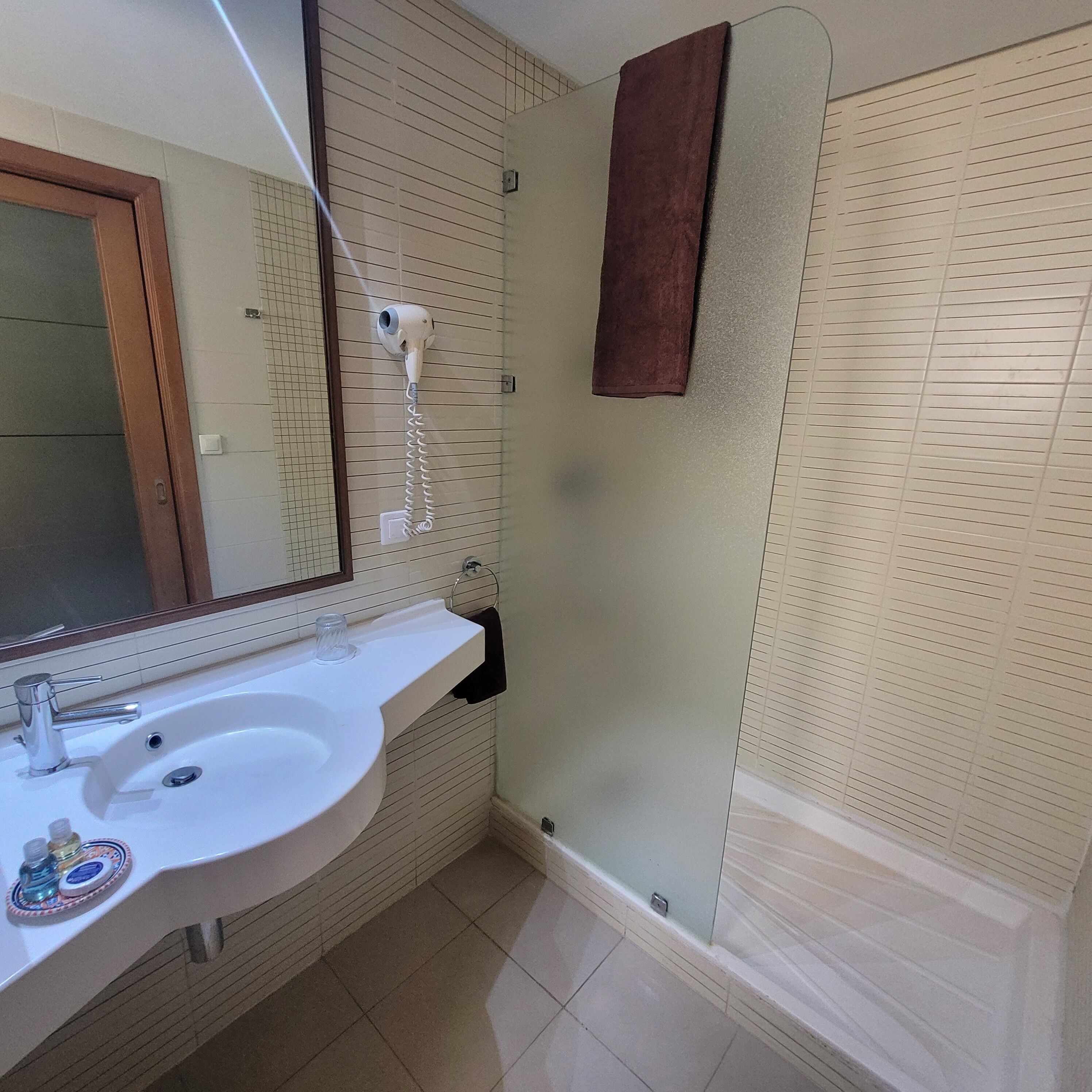 standard double room, 1 king bed | bathroom | free toiletries, hair dryer, towels