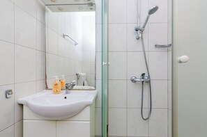 Apartment (Apartment (3 Adults)) | Bathroom | Shower, hair dryer, towels - Orka Apartments (Dubrovnik)