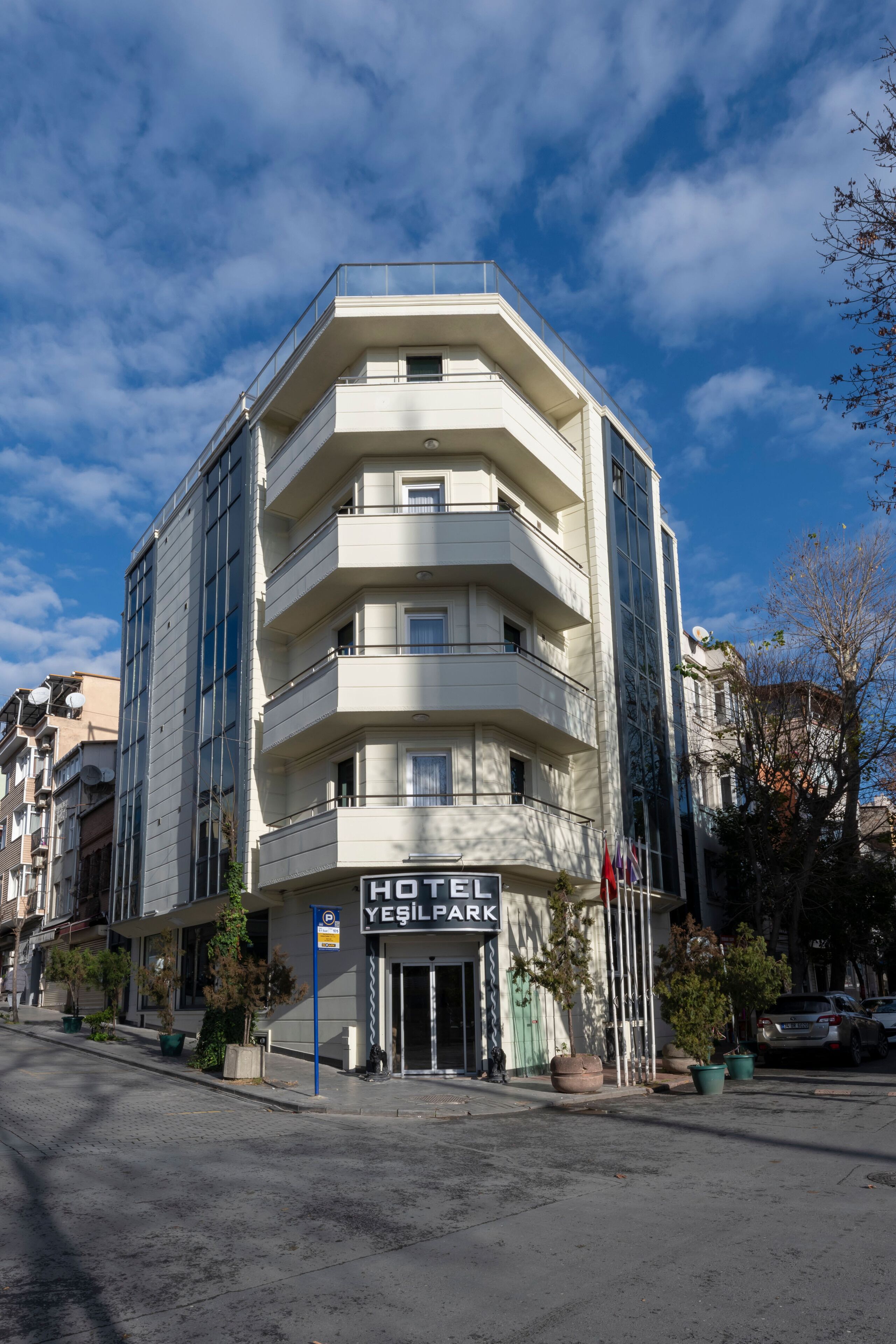 Un hotel dal design moderno, con un ingresso ben visibile e numerosi balconi.