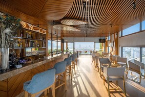 2 bars/lounges, poolside bar - Diamond Sea Hotel (Da Nang)