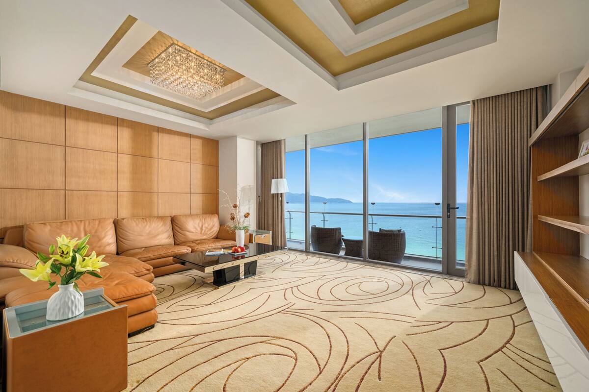 Suite familiar, vista al mar | Minibar, caja de seguridad en la habitación y escritorio