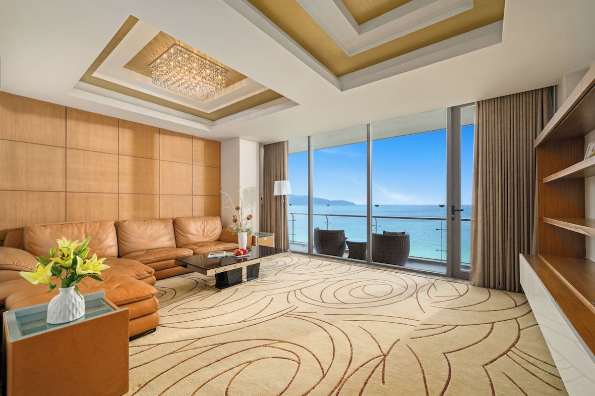 Suite familiare, vista mare | Minibar, una cassaforte in camera, una scrivania, postazione laptop
