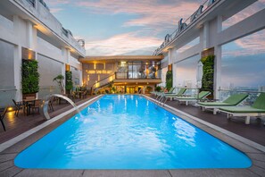 Utendørsbasseng, bassengparasoller og solsenger