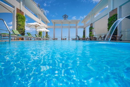 Outdoor pool, pool umbrellas, sun loungers