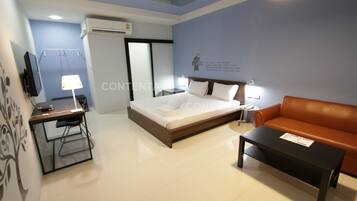 Standard Double Room, Balcony | Hypo-allergenic bedding, desk, soundproofing, free WiFi