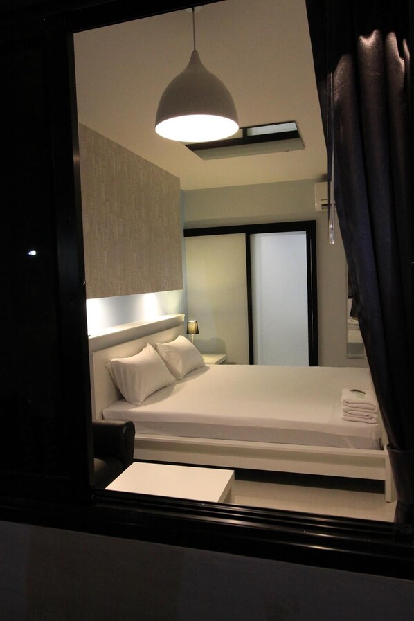 Hypo-allergenic bedding, desk, soundproofing, free WiFi