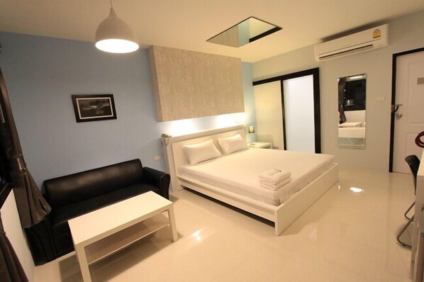 32-inch LCD TV with satellite channels, TV