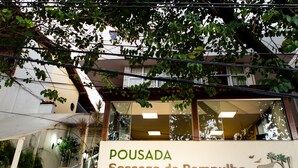 Un bâtiment sur lequel on peut lire l’inscription : « POUSADA Sossego da Pampulha ».
