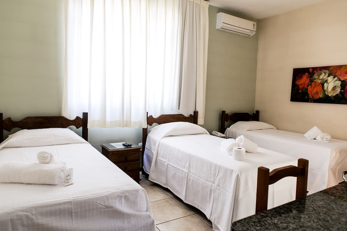 Escritorio, cortinas blackout, wifi gratis y ropa de cama