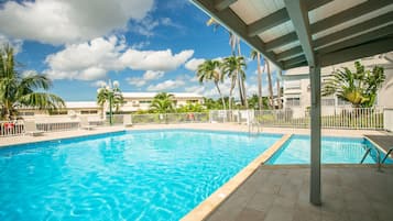 Una piscina al aire libre