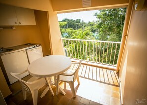 Fridge, stovetop, coffee/tea maker, cookware/dishes/utensils - Hotel Village Soleil (Le Gosier)