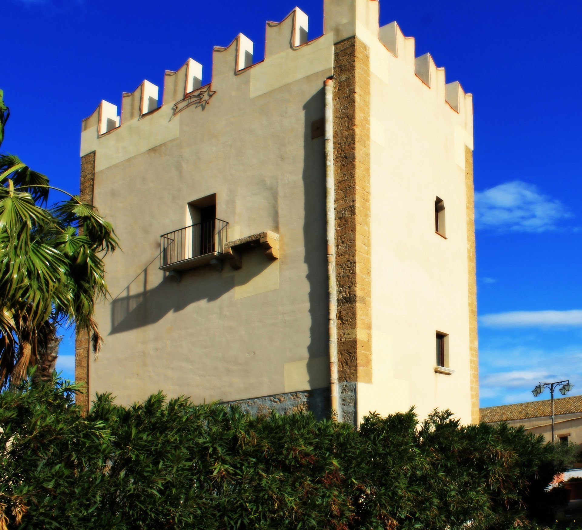 Un bâtiment qui ressemble à un château, doté d’un balcon et d’une petite fenêtre.