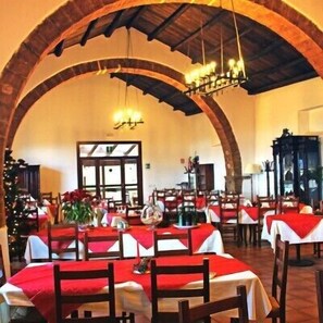 점심 식사 및 저녁 식사 제공, 현지 요리