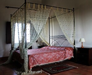 더블룸 | 객실 내 금고, 책상, 침대 시트