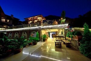 Fachada de la propiedad por la tarde o noche