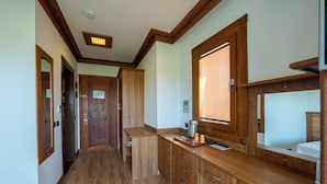 Standard Room, Mountain View | Item bar mini percuma, peti besi dalam bilik, kalis bunyi 