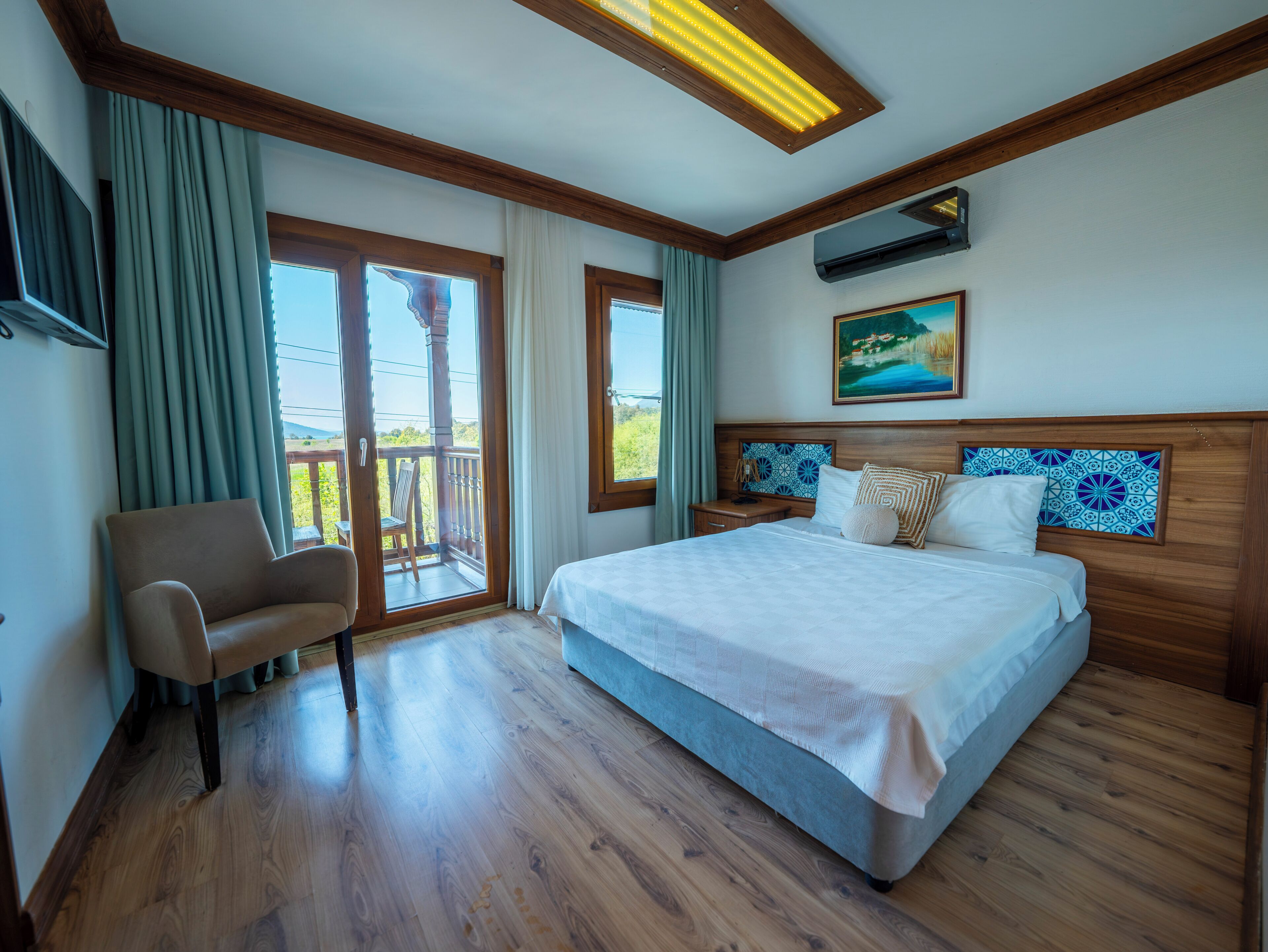Standard Room, Mountain View | Free minibar items, in-room safe, soundproofing, free cribs/infant beds