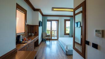 Habitación estándar, vistas a la montaña | Minibar (con algunos artículos gratuitos) y caja fuerte