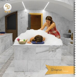 Un sauna, baño turco/hammam, aromaterapia, masajes con piedras calientes