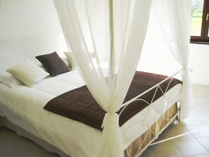 Egyptian cotton sheets, premium bedding, down duvets, pillow-top beds - Villa Colle di Rocco (Cannara)