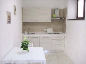 Deluxe-Apartment, Küche, Gartenblick | Eigene Küche | Espressomaschine, Wasserkocher mit Kaffee-/Teezubehör