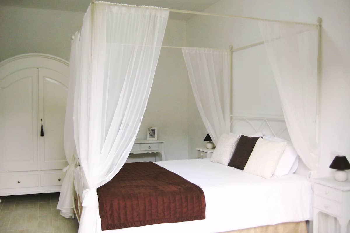 Appartamento Deluxe, idromassaggio, vista giardino | Biancheria in cotone egiziano, biancheria da letto di alta qualità