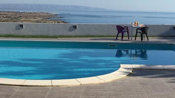 Piscine extérieure, chaises longues