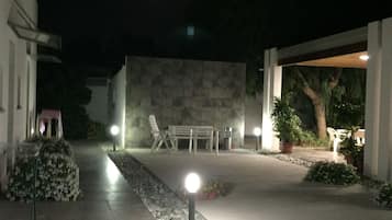 Fassade der Unterkunft – Abend/Nacht