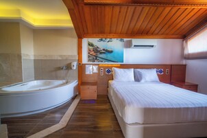 Suite, bañera de hidromasaje, vistas al río | Minibar (con algunos artículos gratuitos) y caja fuerte