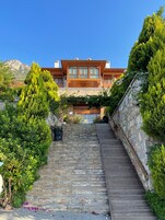 Vista frontal de la propiedad