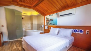 Un dormitorio con una cama grande, techo de madera, baño con bañera y un cuadro en la pared.