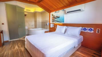 Suite, massasjebadekar, elveutsikt | Minibarvarer (inkludert), safe på rommet og lydisolert