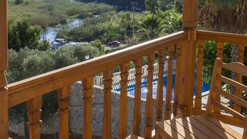 مأكولات ومشروبات مجانية في الميني بار وخزنة داخل الغرفة