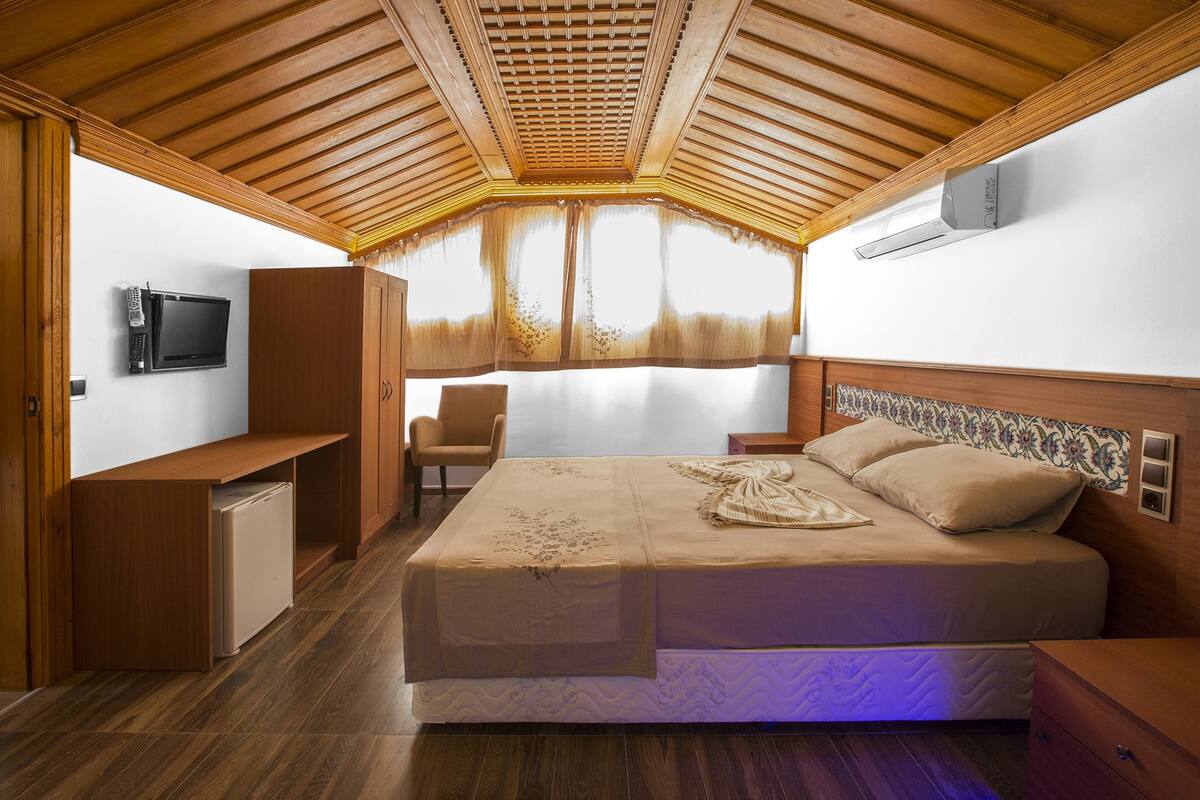 suite, jetted tub, river view | free minibar items, in-room safe, soundproofing, free wifi