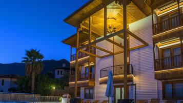 حمّام سباحة خارجي موسمي