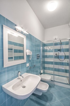 Douche, douche à « effet pluie », articles de toilette gratuits