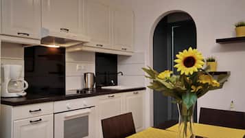 Departamento estándar, 1 habitación | Cocina privada | Refrigerador, cafetera y tetera y periquera