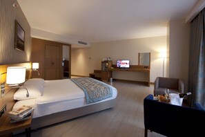 Suíte júnior, 1 cama King, acessível, para fumantes | Roupas de cama premium, frigobar, cofres nos quartos, escrivaninha