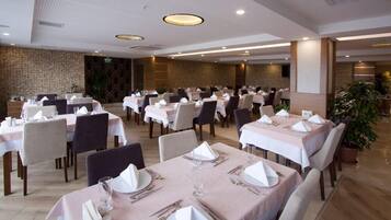 Phục vụ bữa sáng, bữa trưa, bữa tối, món ăn mang phong cách quốc tế