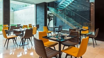 Desayuno buffet diario (EUR 12 por persona)